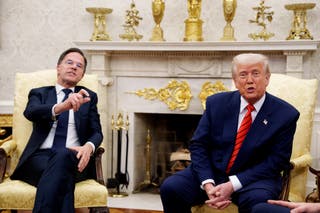 Le président Donald Trump et le directeur exécutif de l'OTAN, Mark Latte, parlent lors d'une réunion au bureau ovale de la Maison Blanche